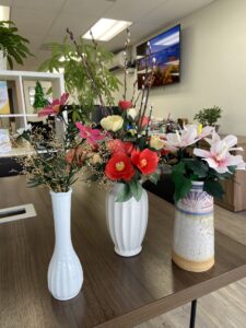 hospice volunteer crafts flowers in vase